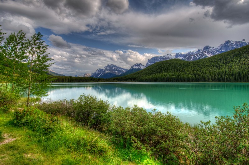 Вид сверху на озеро с горой на заднем плане (банф, banff, озеро, природа, возвышенность)