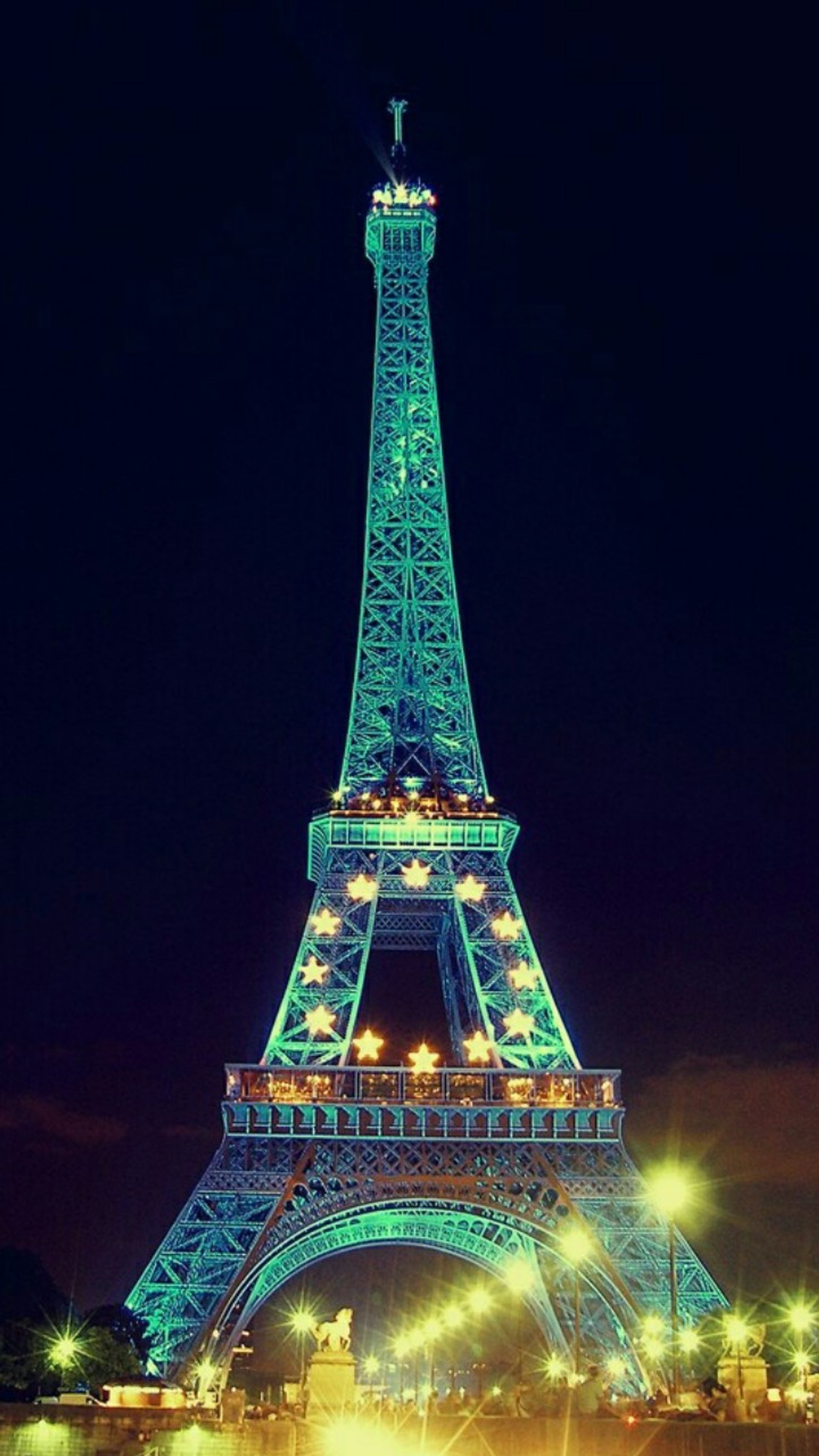 Um close de uma torre muito alta iluminada à noite (torre eiffel, noite, paris, torre)