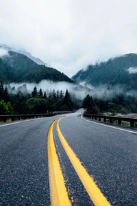 Route d'hiver sinueuse dans les montagnes brumeuses, États-Unis