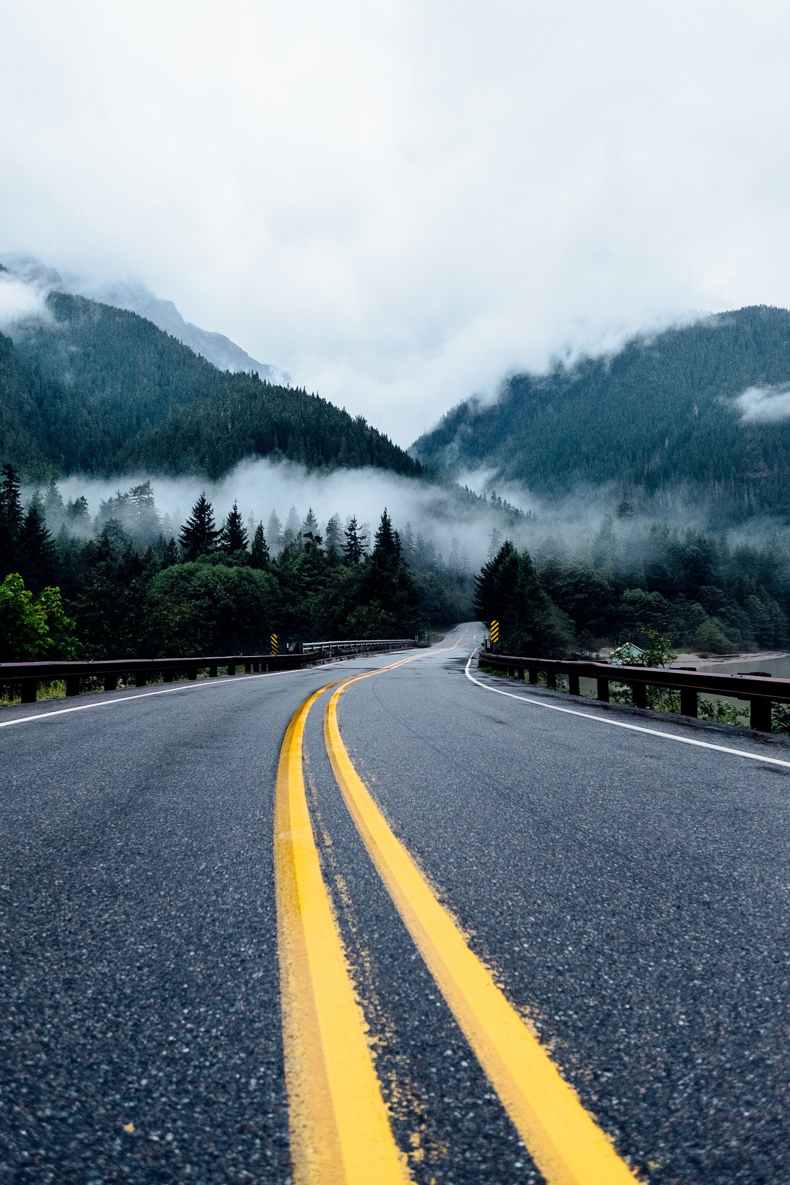 Há uma linha amarela na estrada que passa pelas montanhas (estrada, eua, usa, inverno)