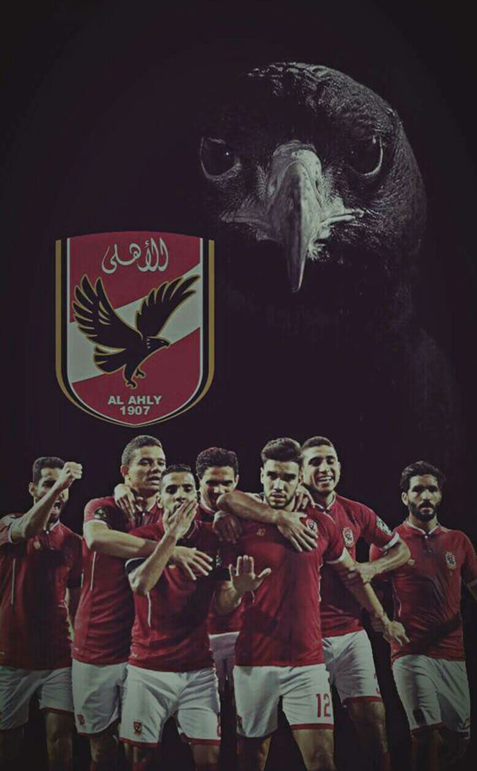 Image d'un groupe d'hommes en uniformes de football (al ahly, alahly, rouge)