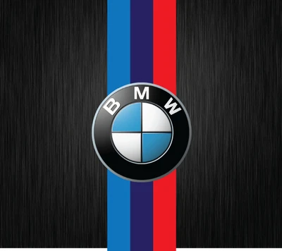 Logo BMW avec les couleurs M sur un fond en métal brossé