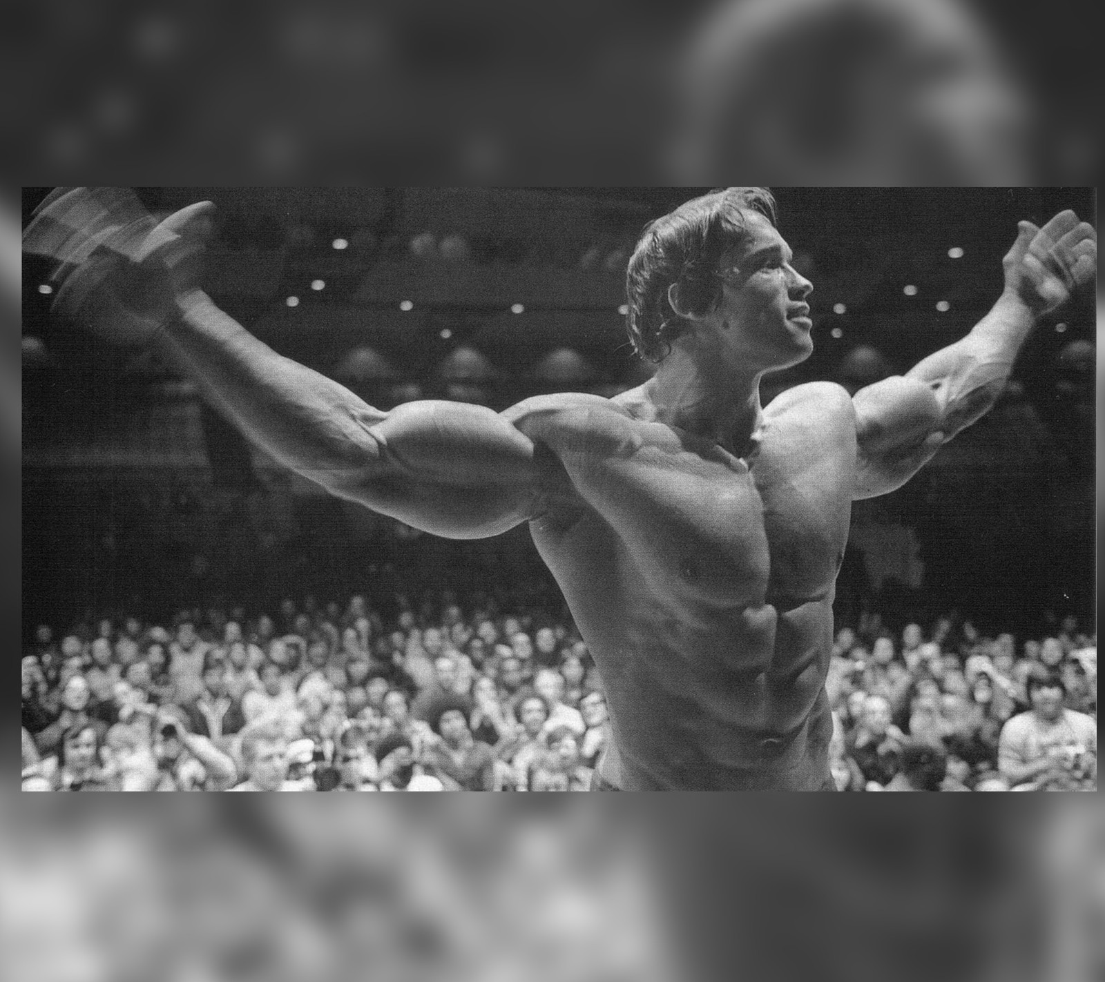 Uma foto em preto e branco de um homem flexionando os músculos (arnold, culturismo, fitness, schwarzenegger)