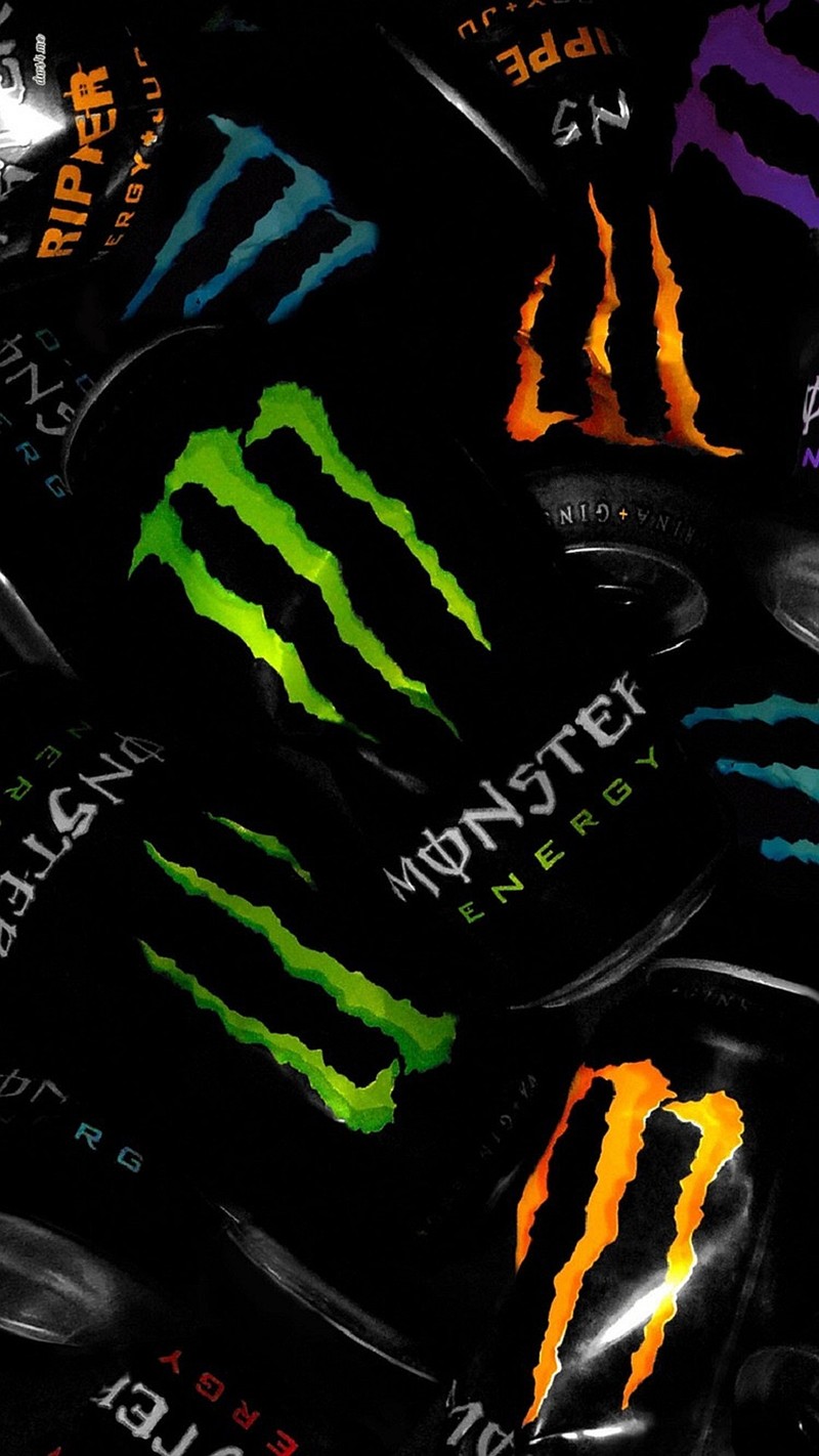 Крупный план пачки напитков monster energy (энергия, монстр)