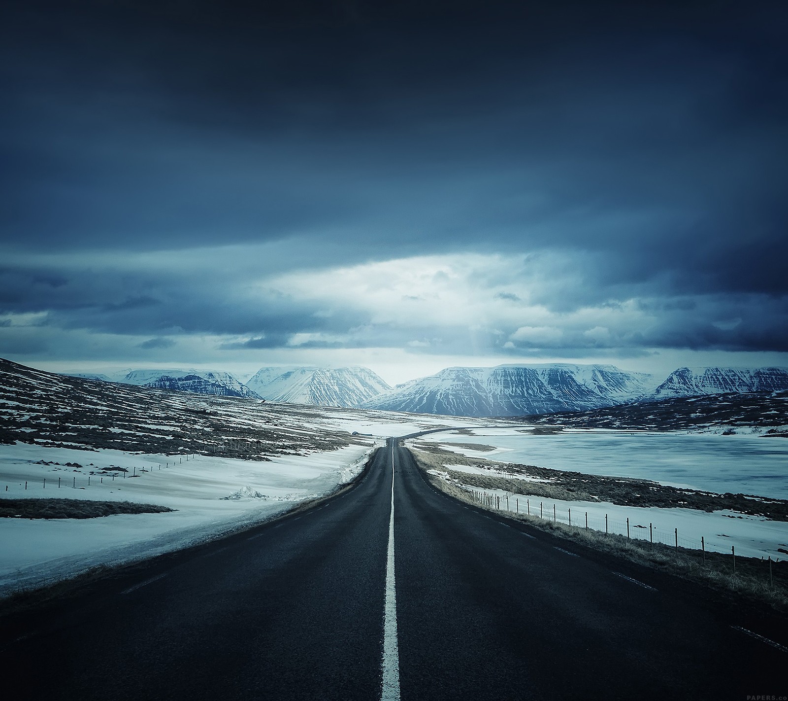 Eine aussicht auf eine straße mit einem berg im hintergrund (berge, straße, winter)