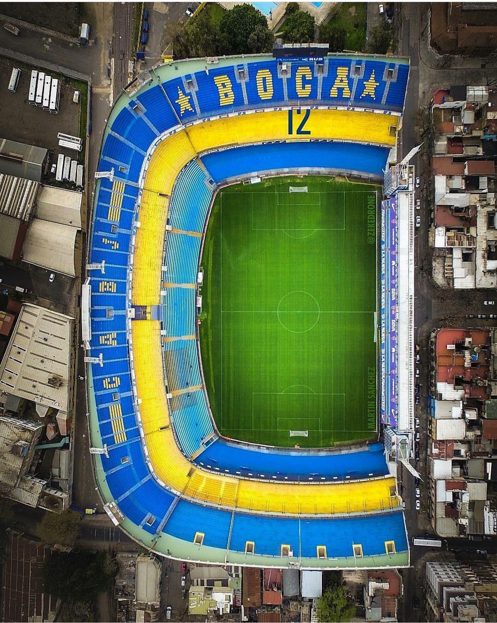 Arafed view of a soccer stadium with a green field and blue and yellow seats (boca, cabj, estadio, soccer, stadium)