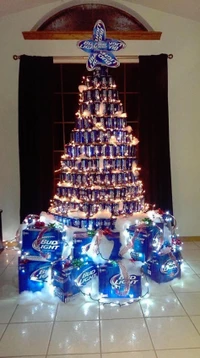 Weihnachtsbaum aus Bud Light Dosen und Dekorationen