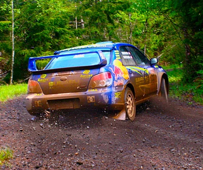 Subaru WRX Rallyeauto Driften auf einer Schotterstrecke