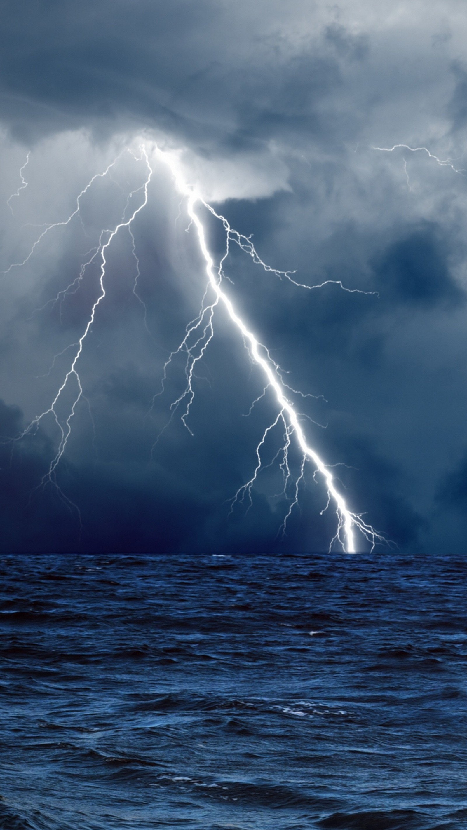 Relâmpagos atingindo as nuvens sobre o oceano em um dia tempestuoso (luz, mar)