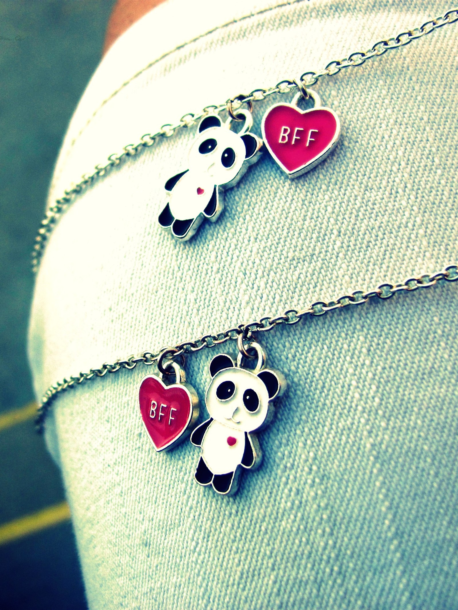 Hay dos osos panda con corazones en sus espaldas (mejor amigo, amigos)