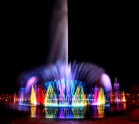 Espectáculo de fuente nocturna vibrante con luces coloridas