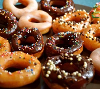 Donuts sortidos com cobertura de chocolate e granulado colorido