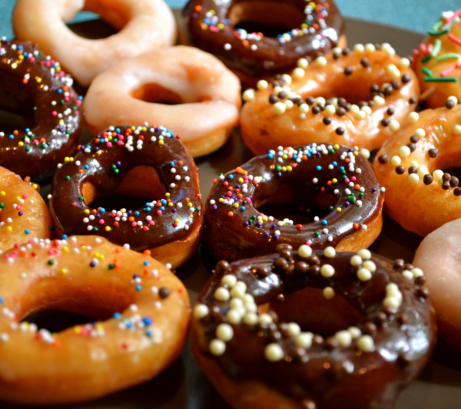 Hay muchos tipos diferentes de donuts en un plato (comida, donas, donut, mrdonut)