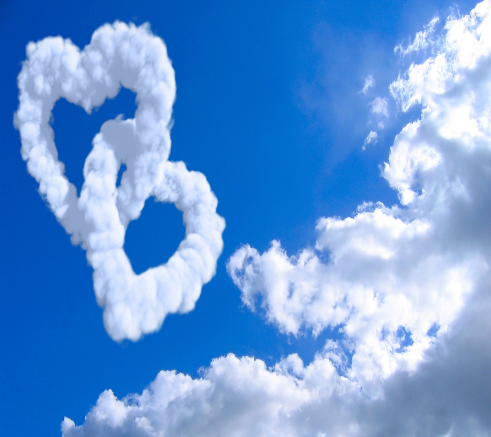 Il y a deux nuages en forme de cœur dans le ciel avec un avion qui passe (génial, amour, love clouds, nouveau)