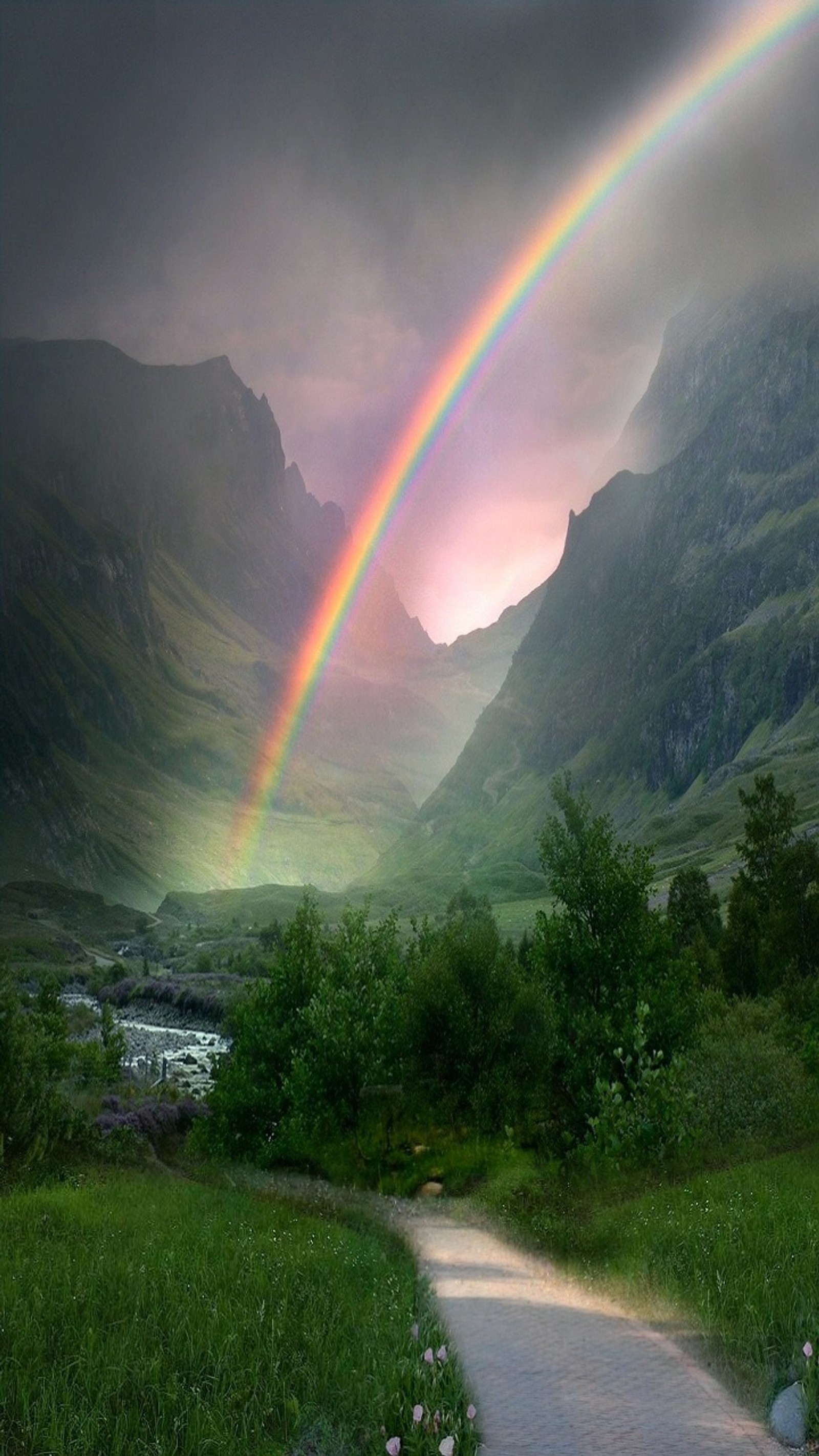 Il y a un arc-en-ciel qui brille dans le ciel au-dessus d'une montagne (montagne, arc en ciel)