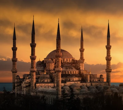 Mesquita majestosa contra um dramático pôr do sol em Istambul