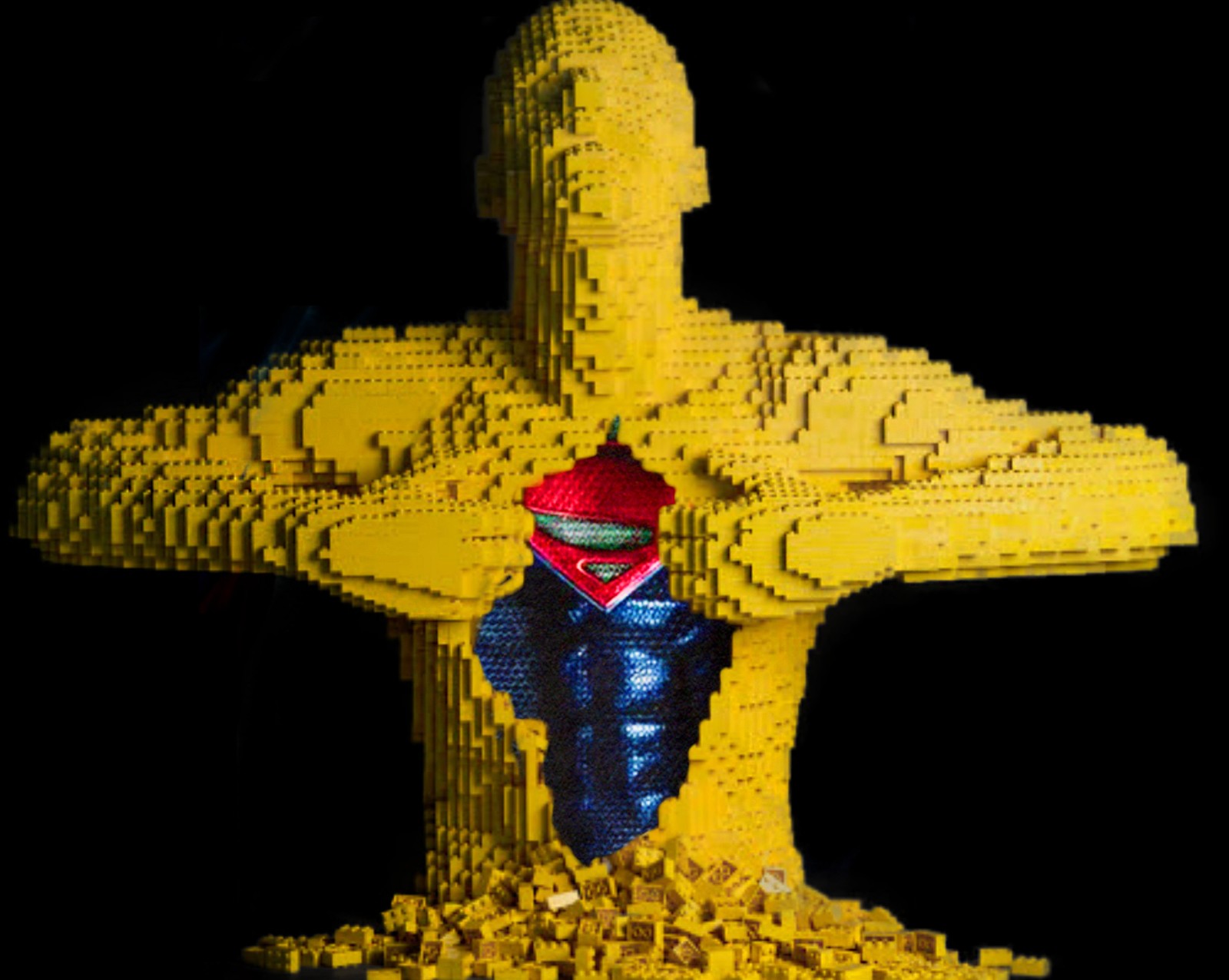 Крупный план модели человека из лего с красной шляпой (lego, lego of steel, legoman, супермен, superman)