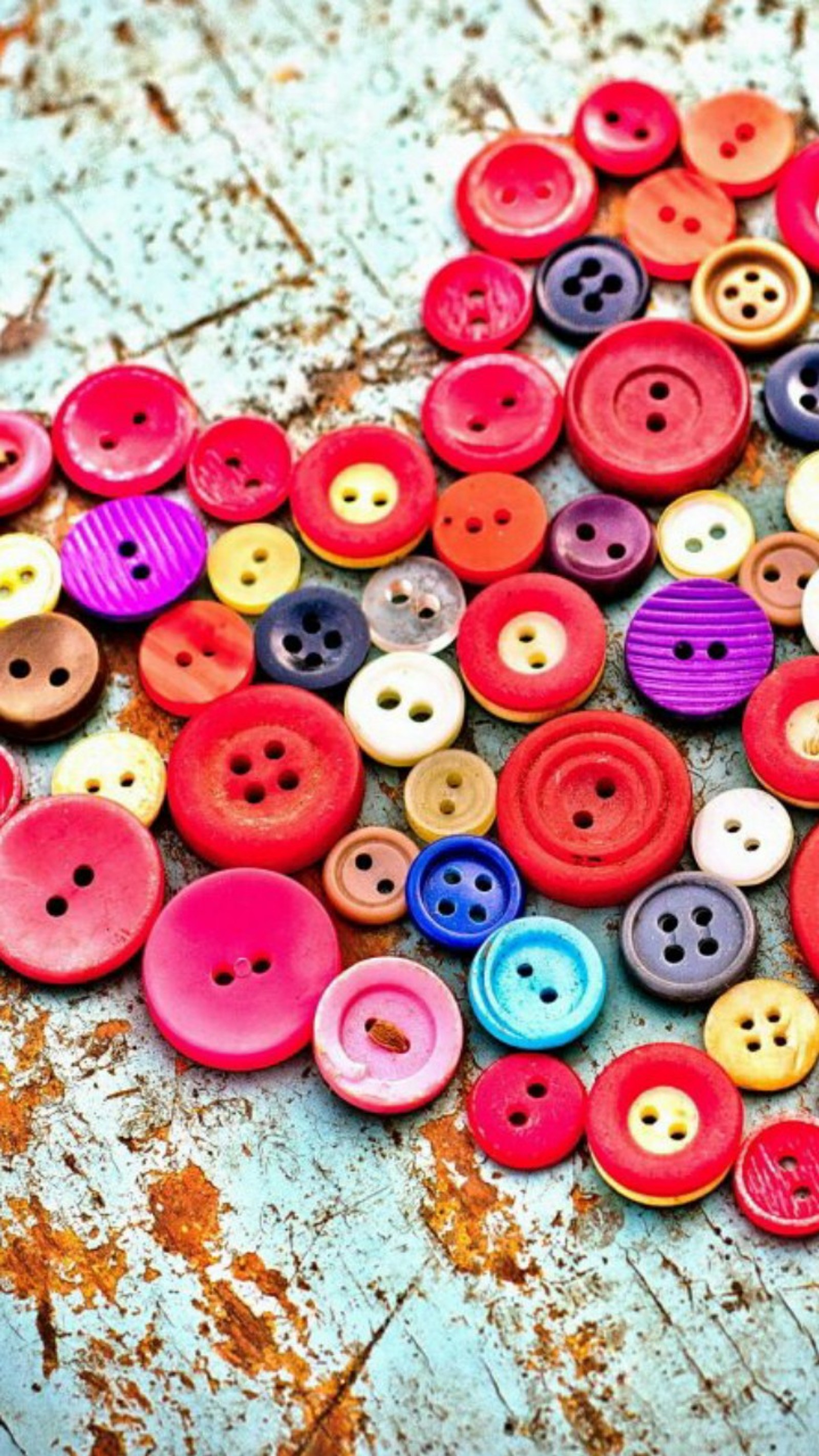 Gros plan d'un tas de boutons colorés sur une table (boutons, cercle, couleurs, cœur)