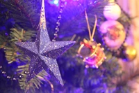 Decoração de árvore de Natal roxa vibrante com ornamento de estrela cintilante