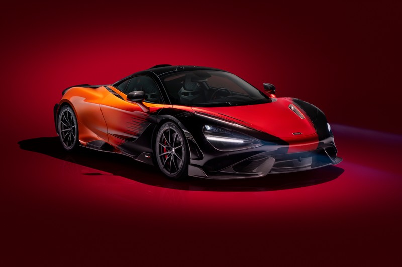 Красный и оранжевый спортивный автомобиль на красном фоне (mclaren 765lt strata, 8k, mso, суперкары, 2020)