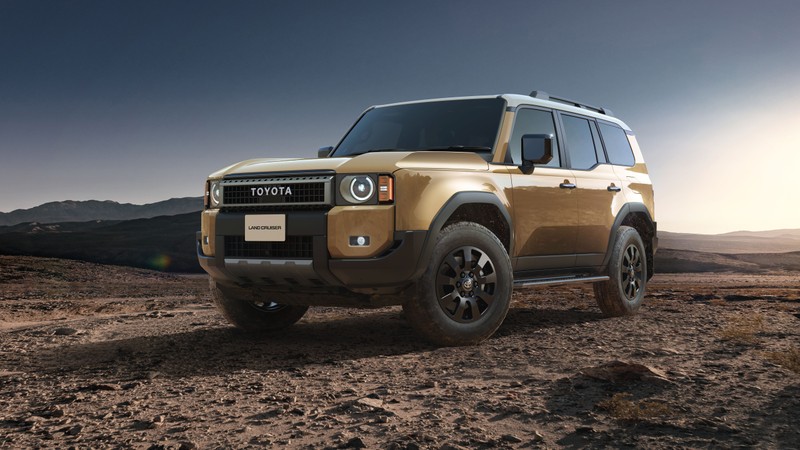 Новый внедорожник land rover показан в пустынном пейзаже (toyota land cruiser, первая редакция, 2024, 5k, машины)