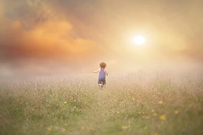 garçon mignon, enfant, course, jouant, brume