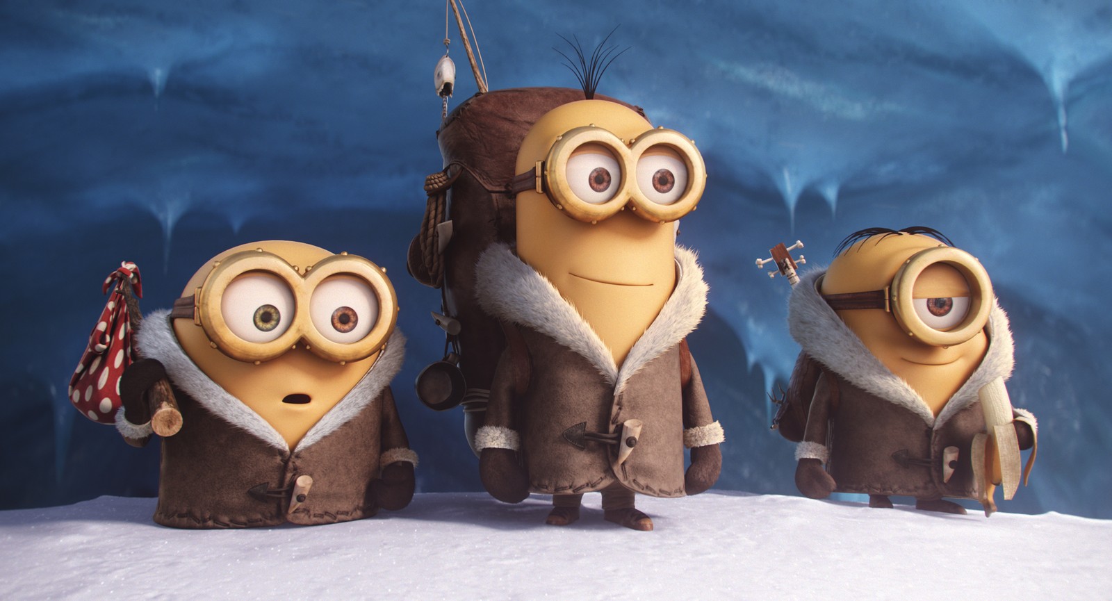 Trois minions se tiennent dans la neige avec un sac à dos (arts créatifs, animation, dessin animé, minions, médias)