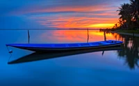 Yacht bleue tranquille au coucher du soleil : un reflet serein sur des eaux calmes