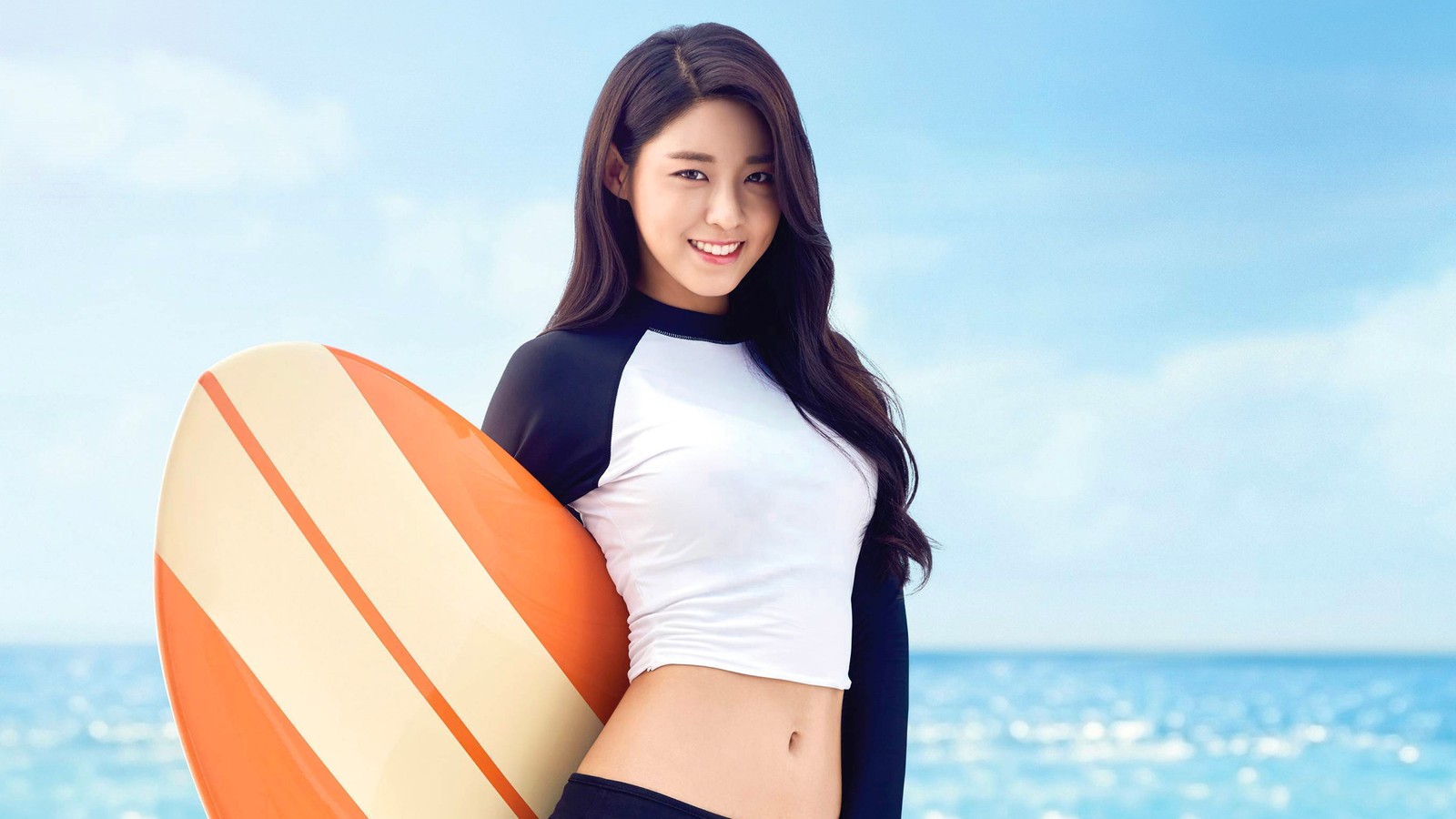 Mujer árabe en un traje de neopreno sosteniendo una tabla de surf en la playa (seolhyun, 설현, kim seol hyun, kpop, k pop)