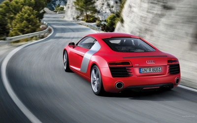 2015 Audi R8 V10: Ein roter Supersportwagen in Bewegung auf einer kurvenreichen Straße