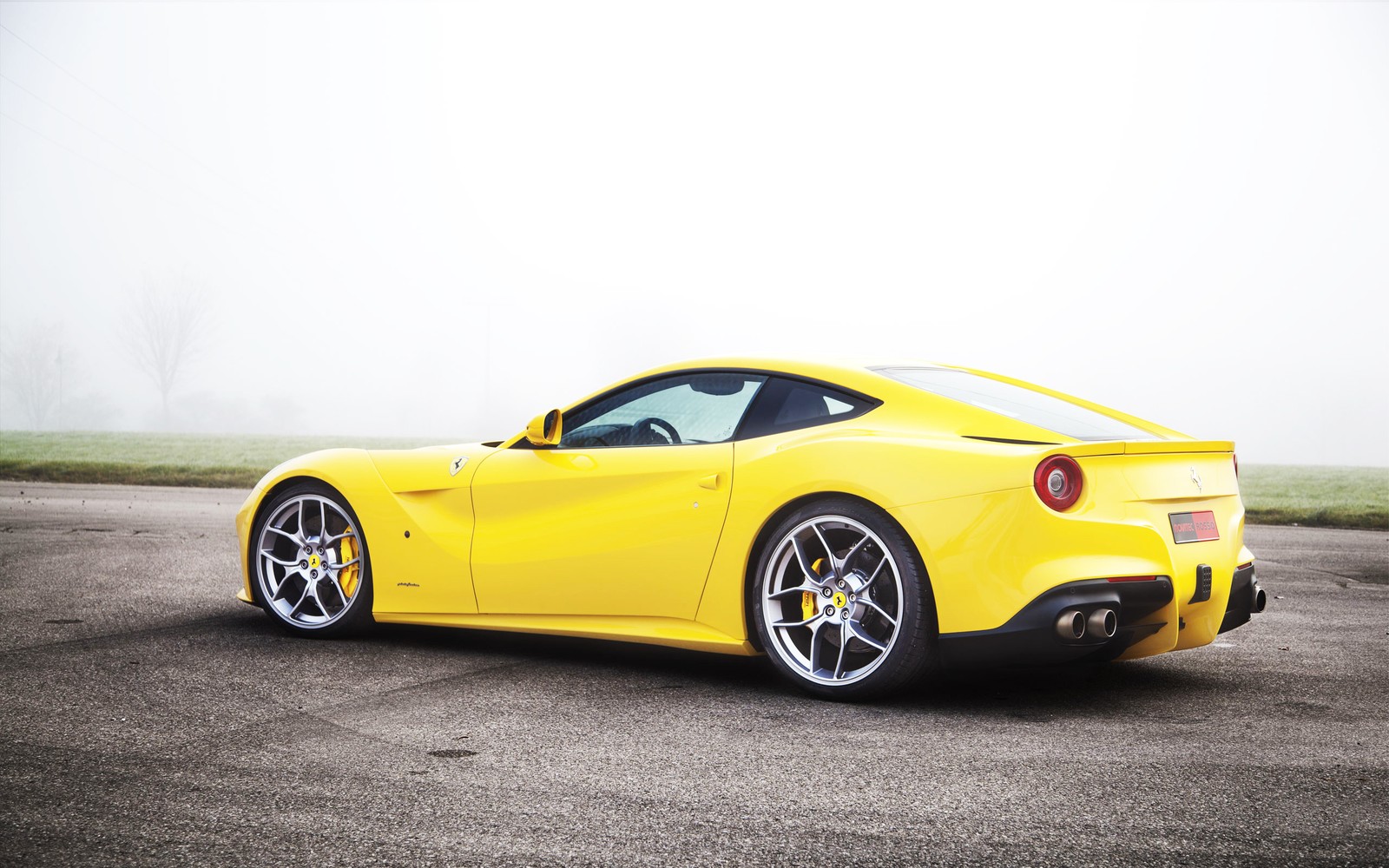 Um close em um carro esportivo amarelo estacionado na estrada (ferrari f12, carro esportivo, carro, grupo novitec, novitec group)