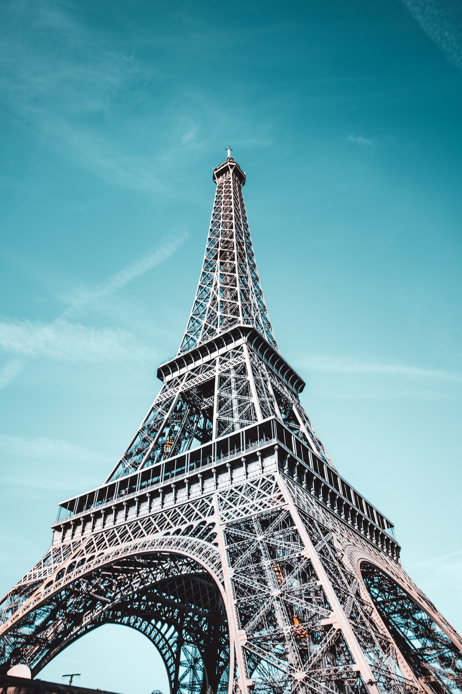 Araffe view of the eiffel tower from below (eiffel tower, tower, landmark, architecture, metropolis)