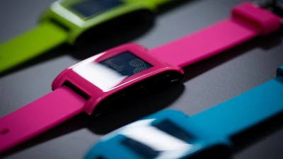 Relojes inteligentes vibrantes con correas rosa, verde y azul