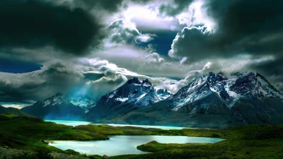 Majestätische Berge unter dramatischen Wolken