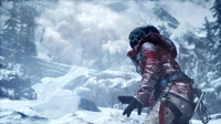 Lara Croft, die durch eine verschneite Berglandschaft navigiert und sich auf eine bevorstehende Lawine in "Rise of the Tomb Raider" vorbereitet.