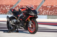 Aprilia RS 660 Trofeo : Vitrine de moto sportive élégante dans un cadre dynamique