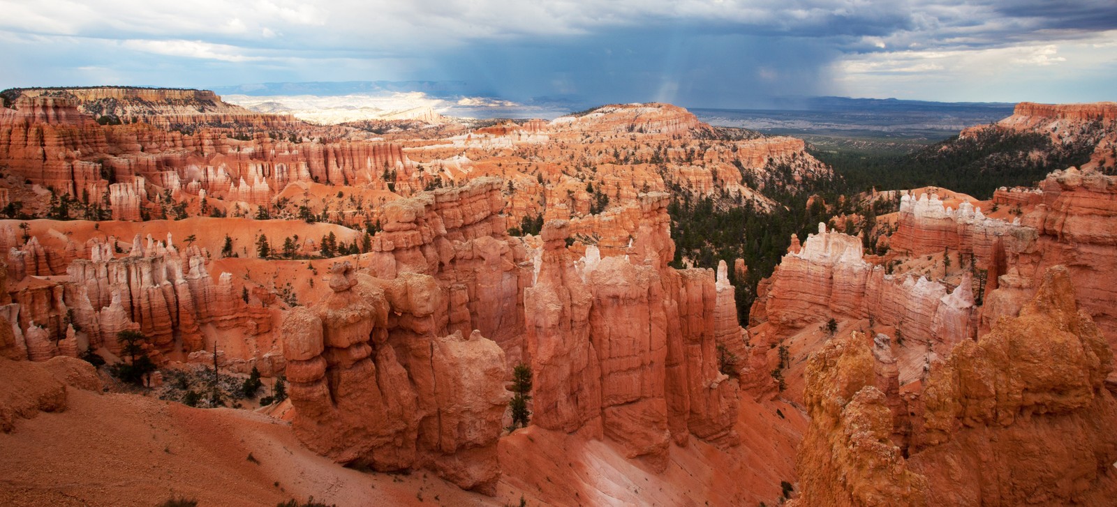 Uma vista de um cânion com um arco-íris no céu (badlands, parque nacional do grand canyon, parque nacional, parque, formação)