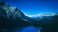 Majestätische Berge umgeben einen ruhigen See