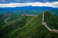 Majestätische Aussicht auf die Große Mauer von China inmitten üppiger Hochlandlandschaften