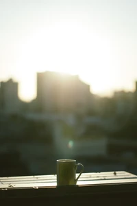 Luz do sol da manhã lançando um brilho quente sobre uma caneca de café