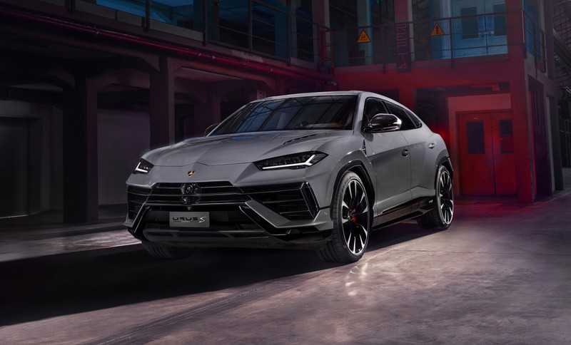 Серый lamb suv едет по городским улицам ночью (lamborghini urus s, 2022, 5k, машины, обои 4k)