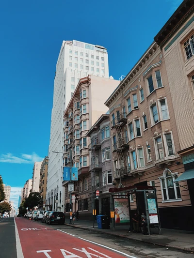 Vista urbana de la calle con edificios históricos y cielo azul claro