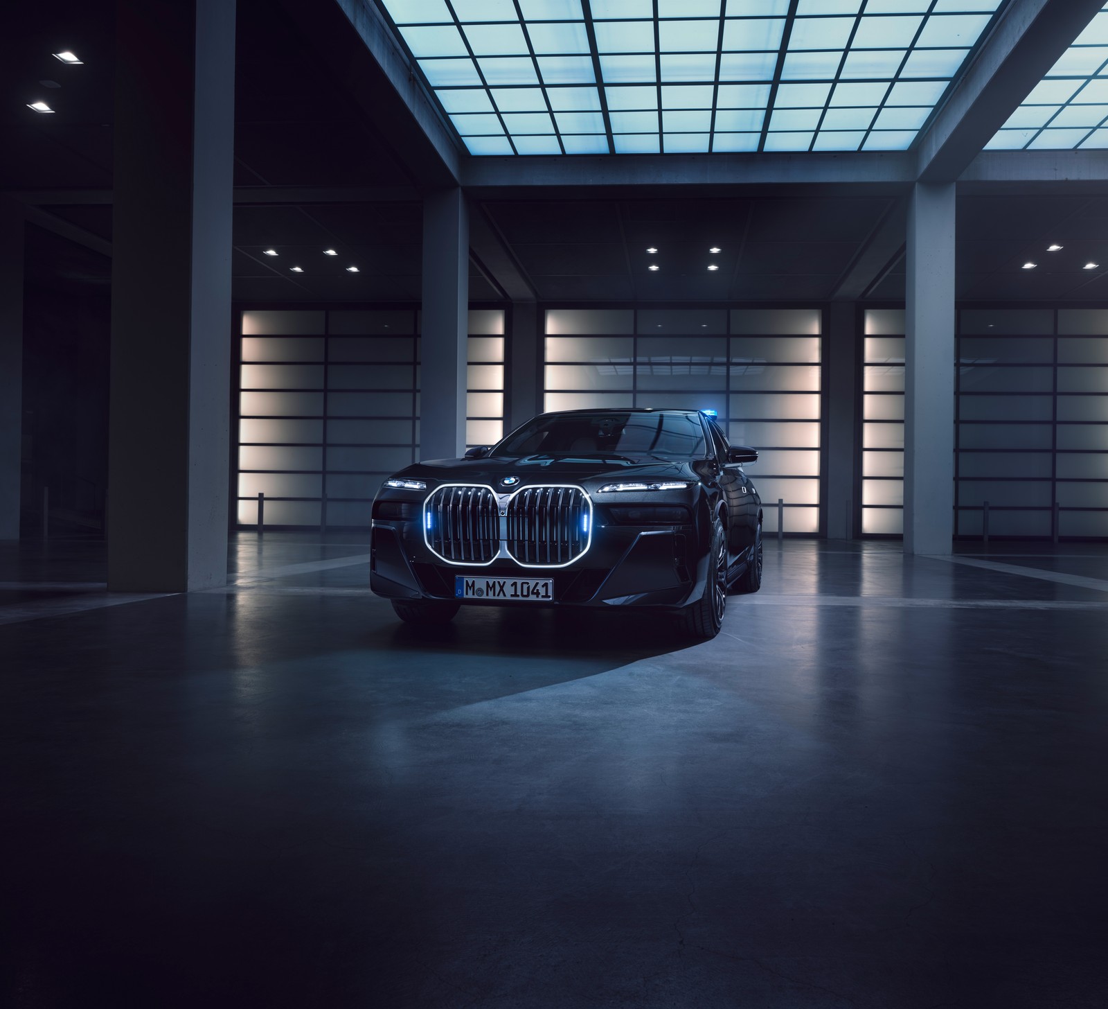 O novo carro conceito da bmw é mostrado em uma garagem escura (proteção série 7 da bmw, 8k, bmw 760i xdrive, 5k, carros pretos)