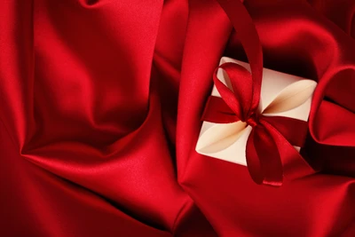 Cadeau élégant emballé dans du satin rouge pour la Saint-Valentin