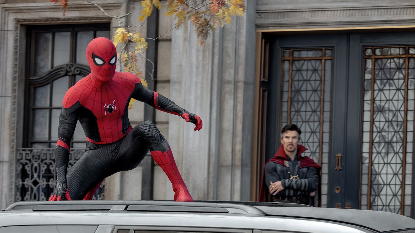 Homme araignée en costume debout sur le toit d'une voiture (spider man pas de chemin à la maison, spider man no way home, film, 2021, spiderman)