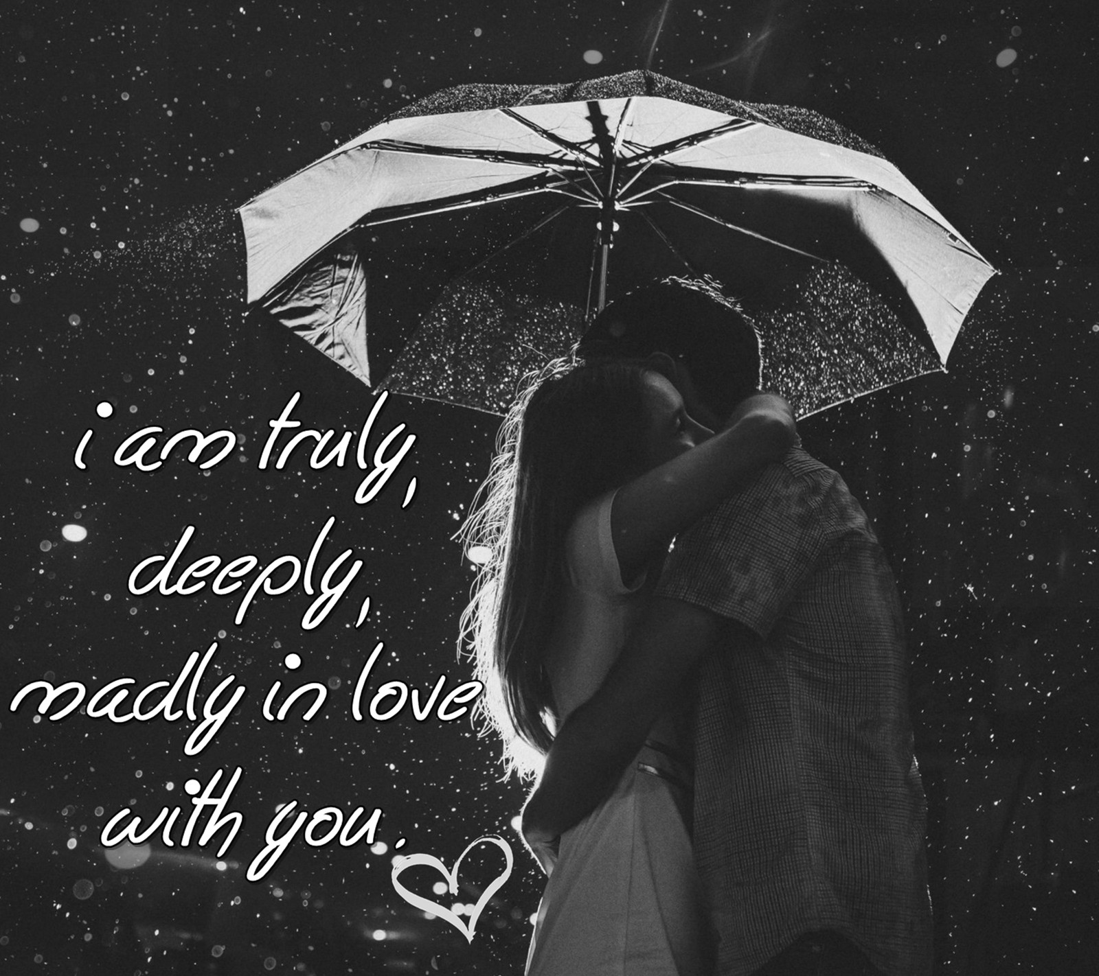 Un homme et une femme s'embrassant sous un parapluie sous la pluie (génial, couple, amour, nouveau, citation)