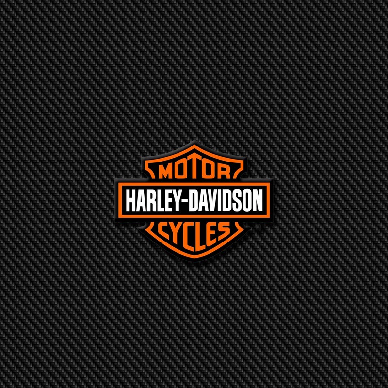 Близкий план логотипа harley davidson на черном фоне (значок, эмблема, харлей, harley, harley davidson)