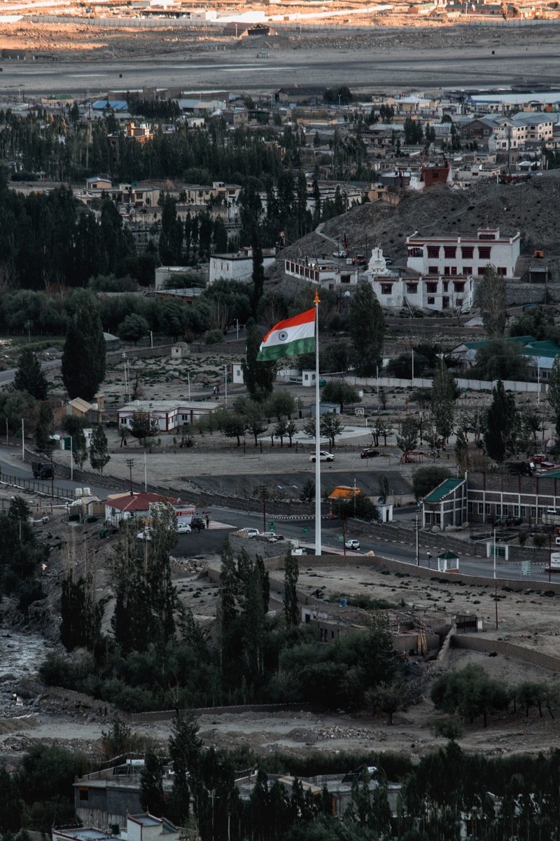 Флаг развевается высоко в воздухе над городом (индия, india, индийский, индийский флаг, джай хинд)