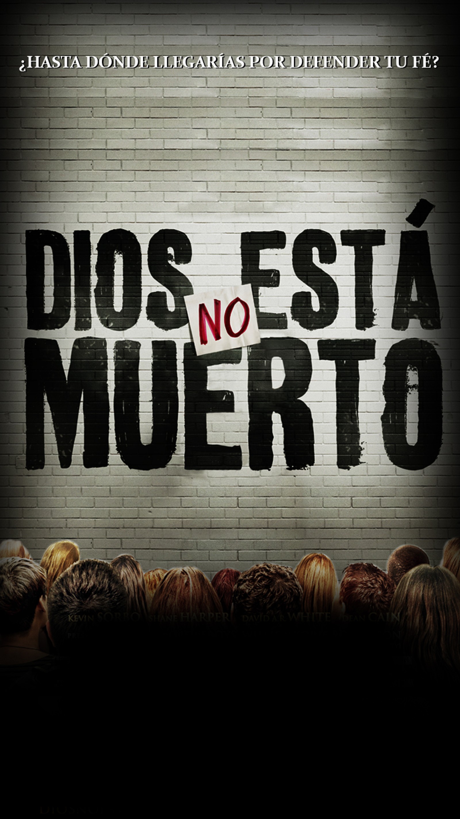 Um cartaz de filme com uma multidão de pessoas assistindo (dios no esta muerto, deus, god not dead)