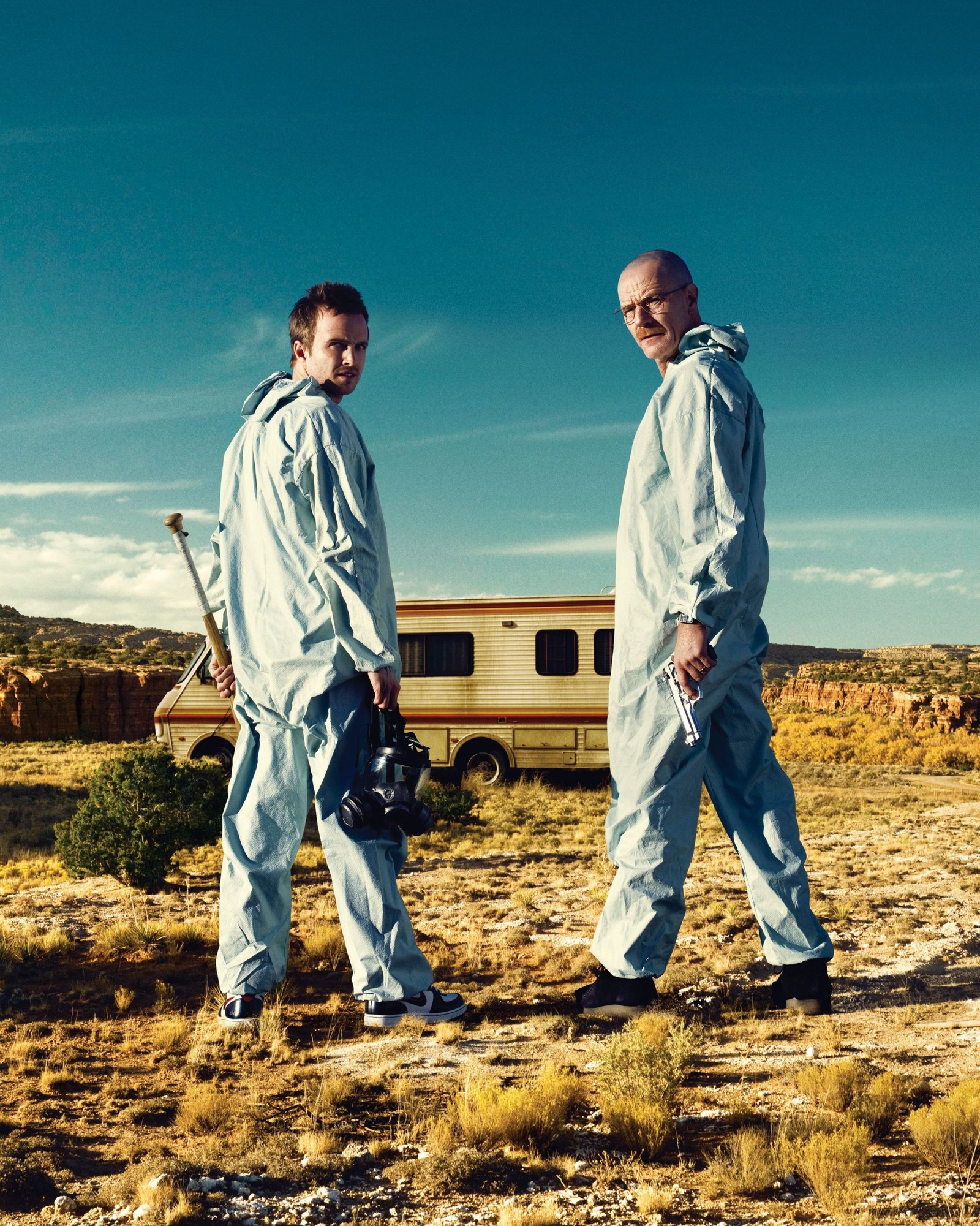 Dos hombres con trajes azules caminando en un campo con un autobús de fondo (breaking bad, hd)